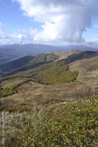 Bieszczady, szlak na Tarnicę, pasmo górskie w Karpatach