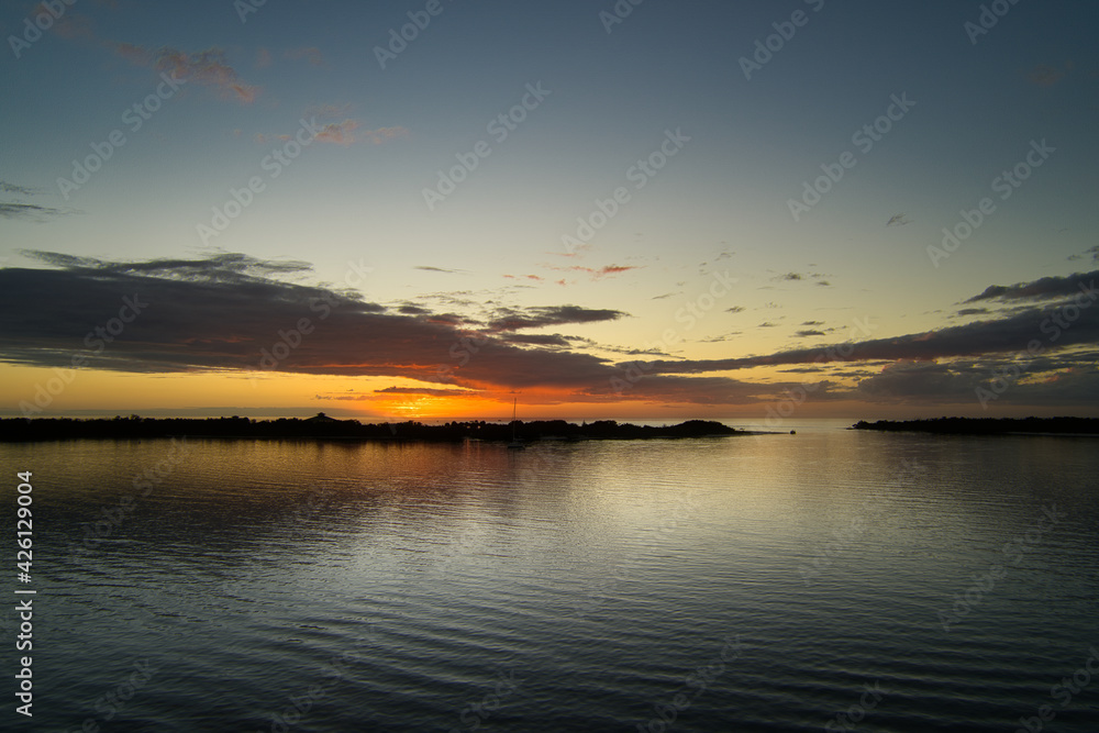 Traumhafter Sonnenuntergang  und im Hintergrund das Meer, perfekter Urlaubstag und pure Romantik