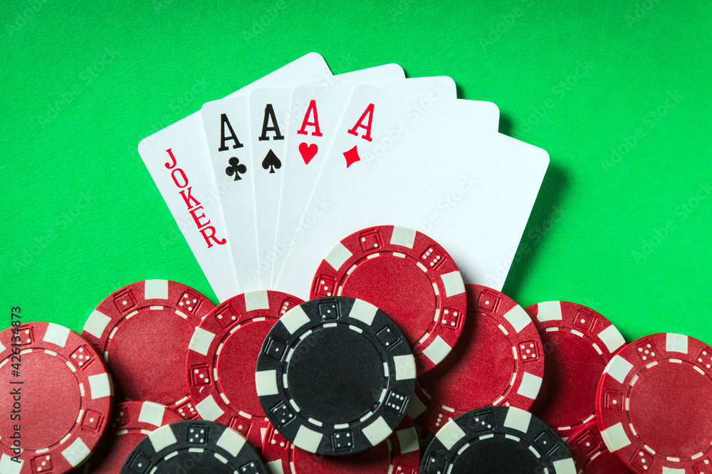 Obraz premium Poker game with five of kind combination. Chips and cards on the green table. Successful win