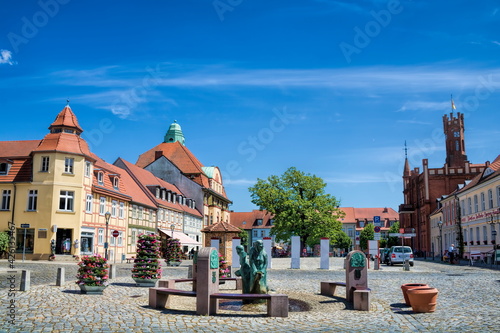 kyritz, deutschland - marktplatz mit brunnen und rathaus