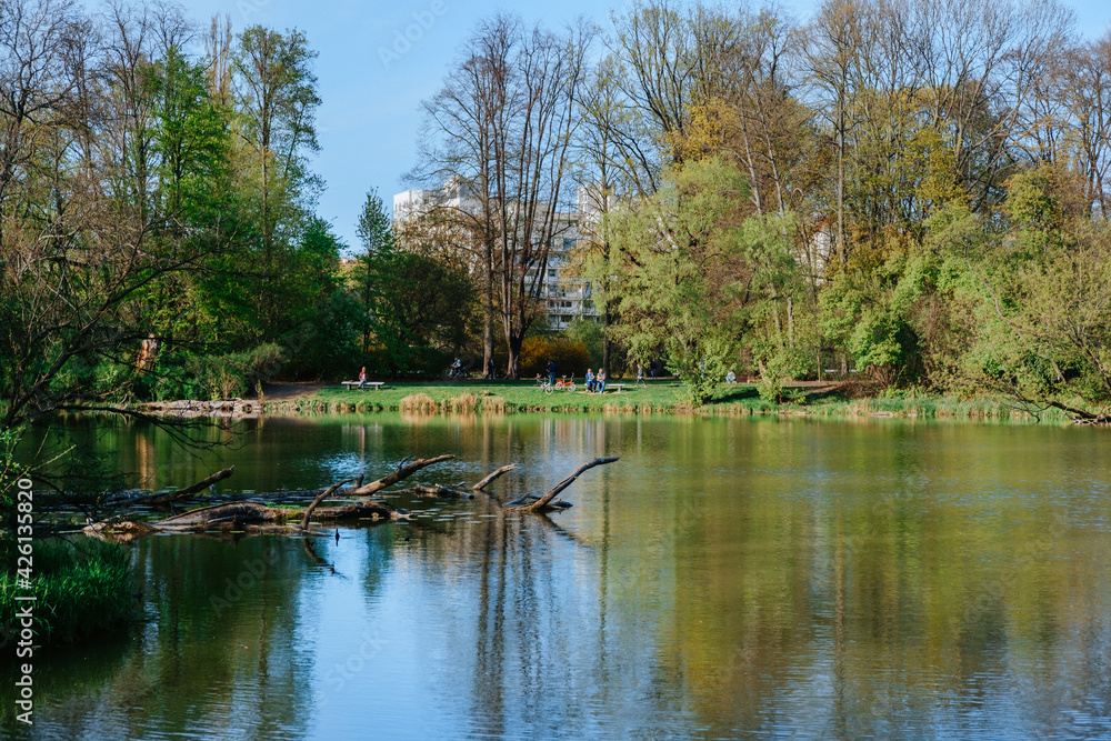 Obraz premium Pond in a beautiful spring park