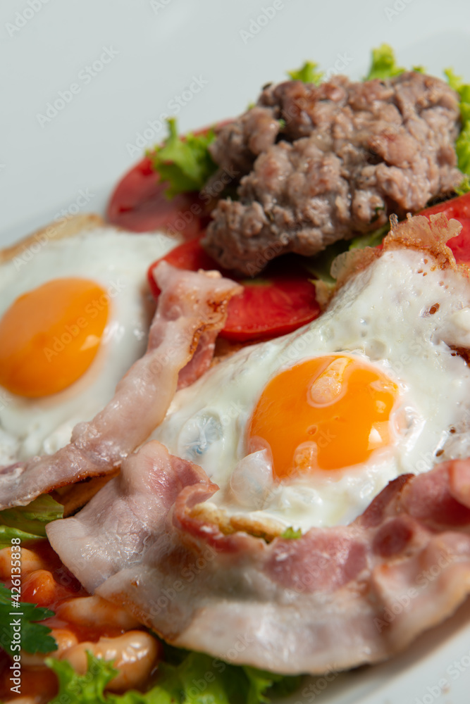 Colazione Americana con Uova, Salsiccia e Bacon I Colazione Americana con Uova, Salsiccia e Bacon I