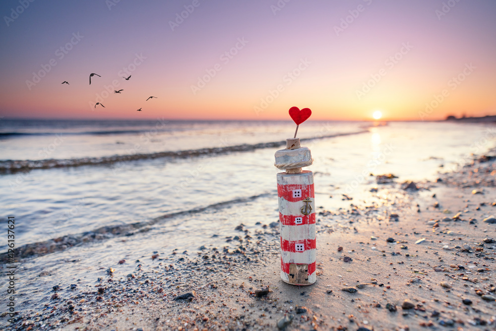 selbst gebastelter Leuchtturm aus Treibholz am Meer