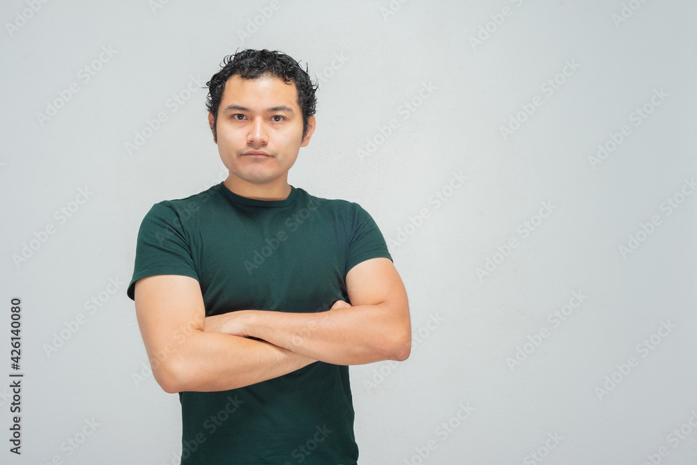 joven hispano mexicano con camisa verde joven hispano mexicano con camisa verde