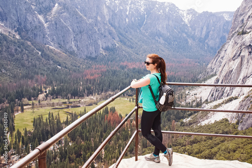 Photography Young woman traveller looking to the Yosemite valley.