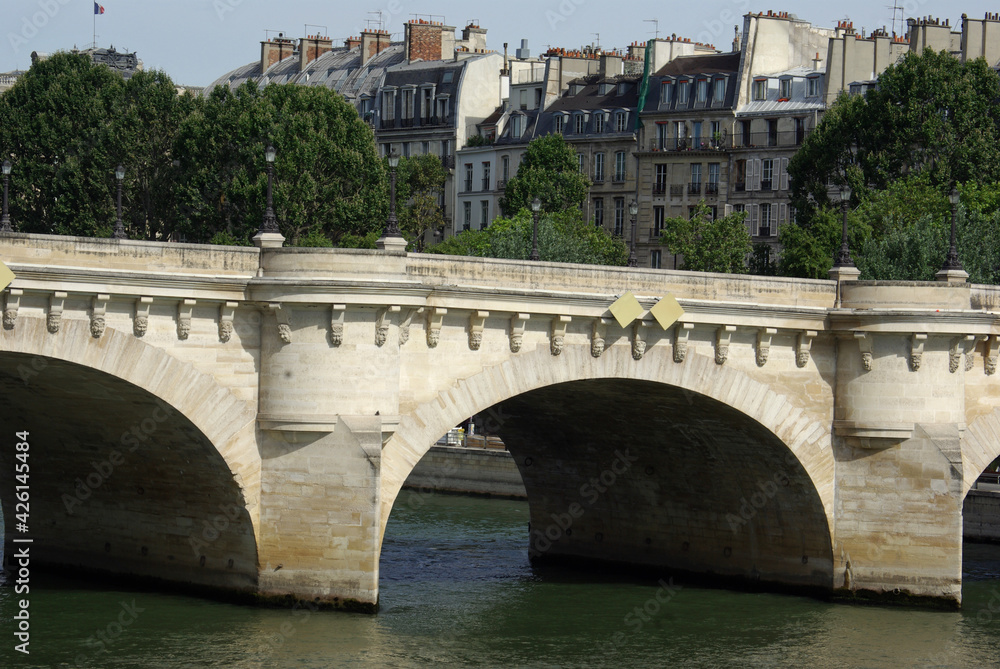Arches du pont Neuf à Paris, France