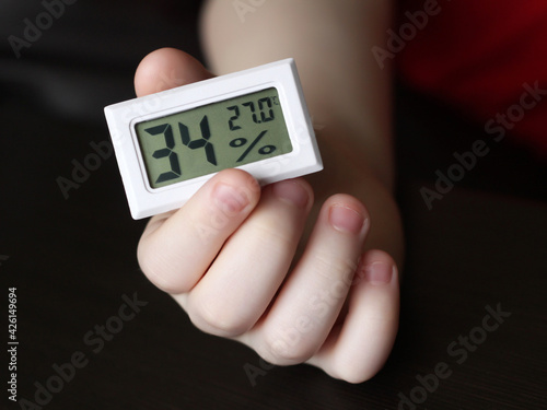 A device for measuring humidity and temperature in a child's hand