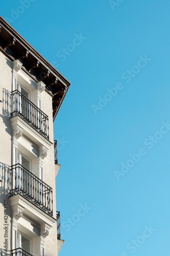 Photo Minimal corner of classy building with windows and balconies downtown of Madrid, Spain