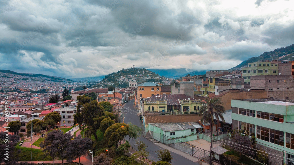 Vista panorámica del centro histórico de Quito en el atardecer.