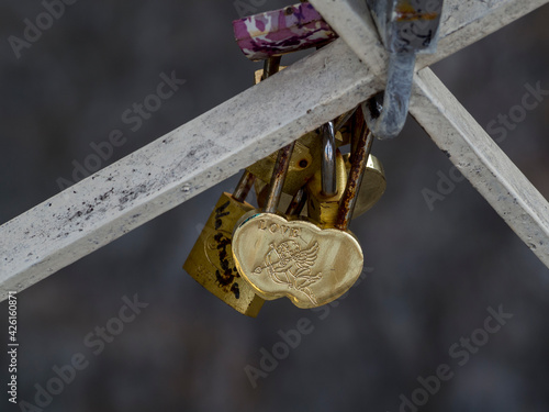 Wallpaper Mural The golden padlock of love Torontodigital.ca