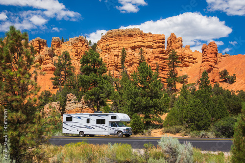 Foto Red Canyon, UT, USA: white rv travels on a tarred road through red rock country