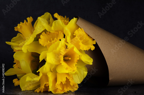 Fotografia A beautiful bouquet of Wild daffodils (Narcissus pseudonarcissus) in a paper cone