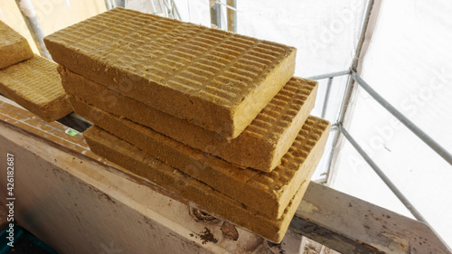 thermal insulation material for a facade renovation