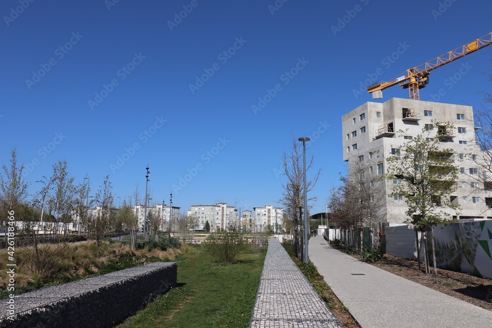 Obraz premium Voie piétonne, promenade piétonne dans le quartier Grand Parilly, ville de Vénissieux, département du Rhône, France
