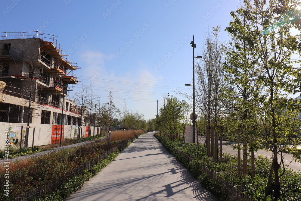 Voie piétonne, promenade piétonne dans le quartier Grand Parilly, ville de Vénissieux, département du Rhône, France