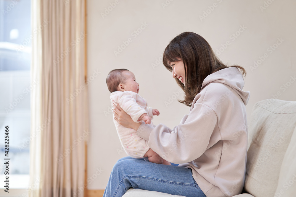 赤ちゃんを笑わせるアジア人のお母さん Stock Photo Adobe Stock