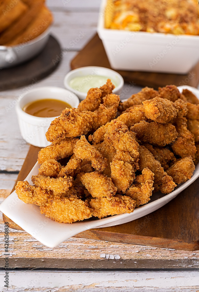 Petisco - Porção de frango frito empanado com molhos Petisco - Porção de frango frito empanado com molhos