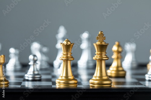 Stampa su tela Selective focus shot of golden king and queen chess pawns
