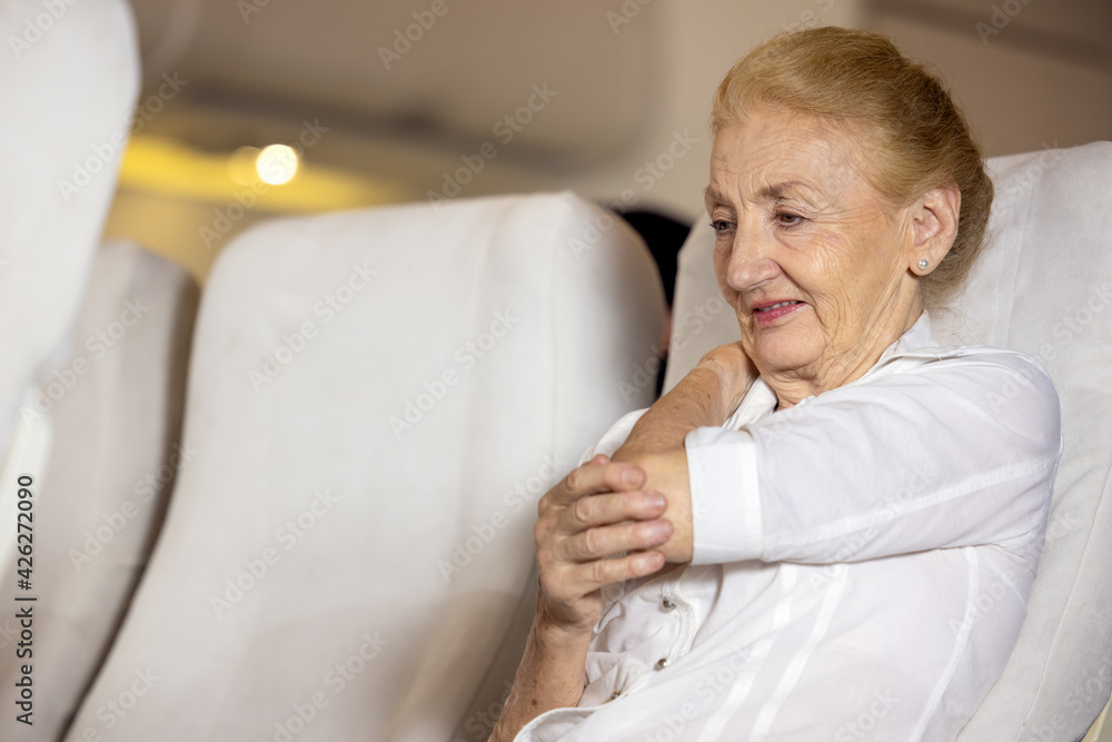 Health problem on an airplane, The senior female passenger on the plane