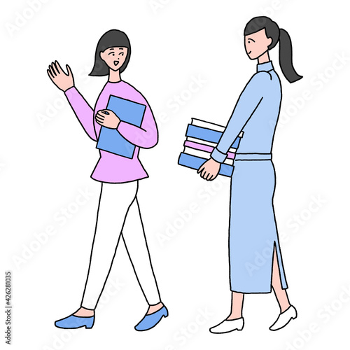 歩きながら談笑している女性2人