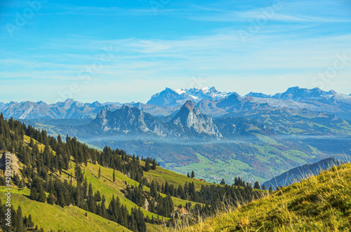 Schwyzer und Glarner Alpen von der Rigi aus gesehen. © pixsalo