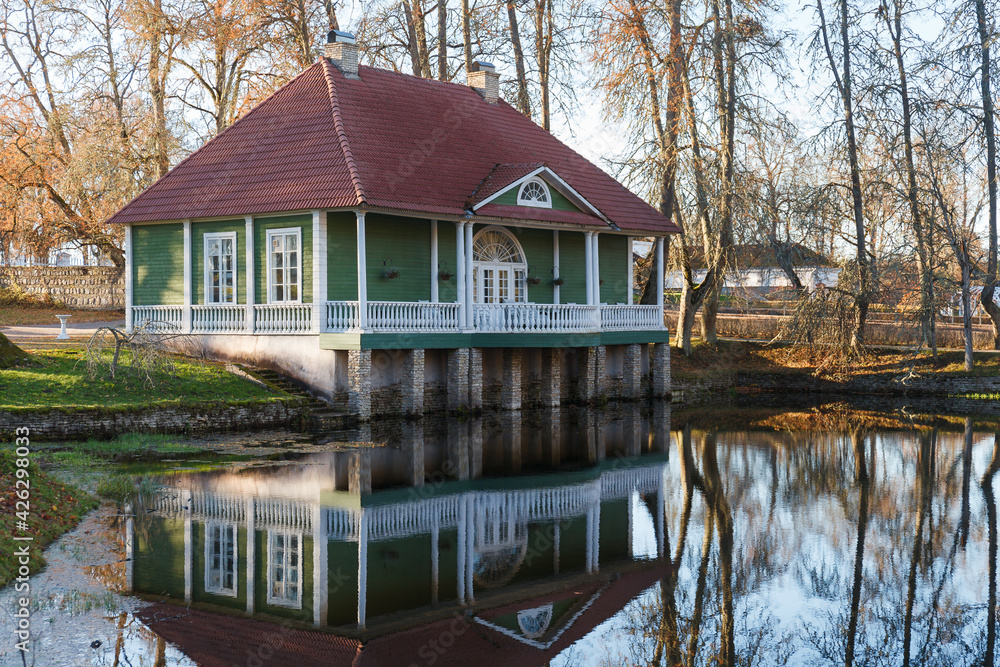 Obraz premium Palmse manor in Estonia. Sunny autumn day with bright foliage.