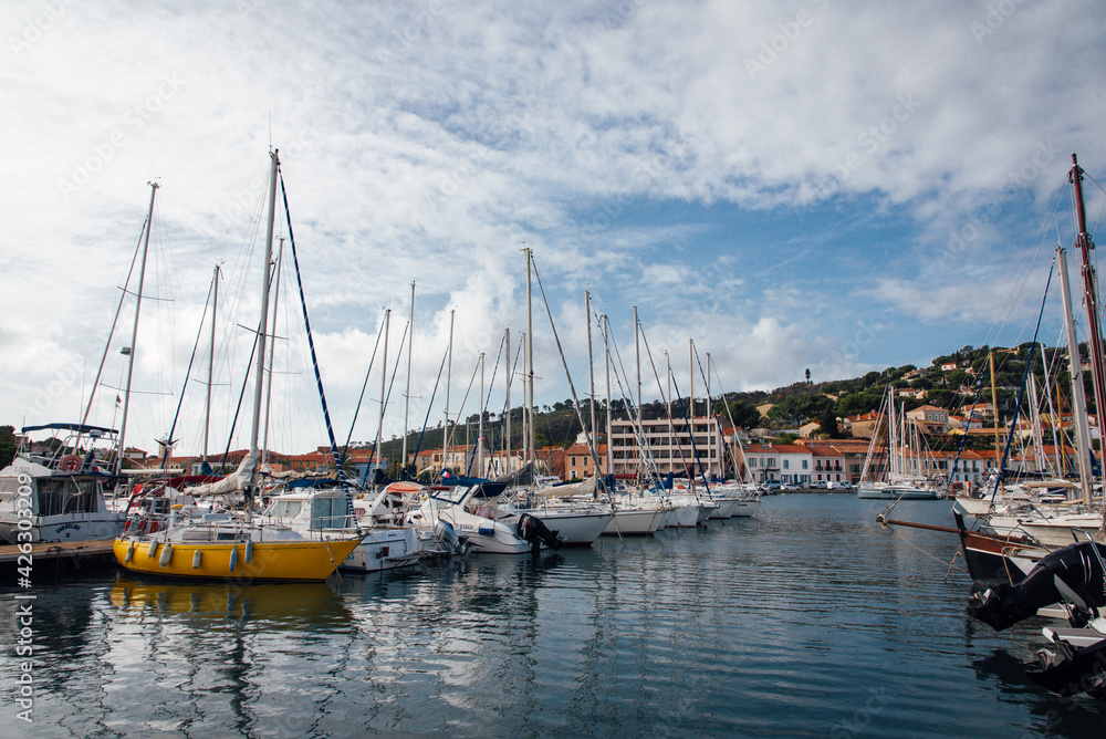 Un port de bateaux de plaisance. Le port de Saint-Mandrier-sur-Mer. Un port dans le sud. Une marina de la Côte-d'Azur. Une darse.