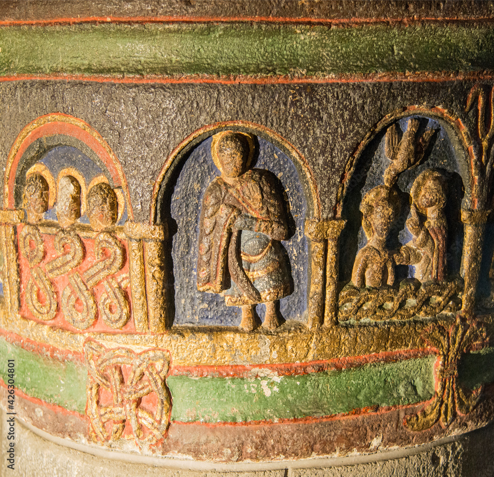 Cuve baptismale médiévale dans l'église de Mauriac, Cantal, France