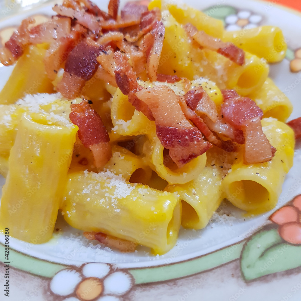 Rigatoni alla carbonara con guanciale croccante, pecorino romano e tuorli d'uovo a crudo Rigatoni alla carbonara con guanciale croccante, pecorino romano e tuorli d'uovo a crudo