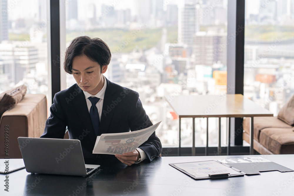 仕事をする若いビジネスマン 仕事をする若いビジネスマン
