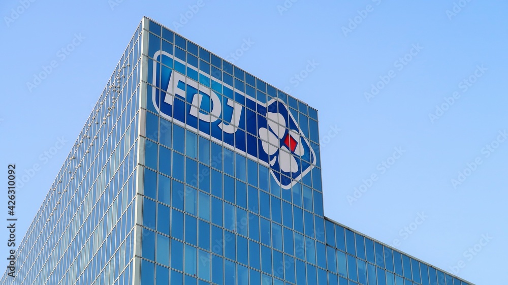 Enseigne et logo de FDJ (la Française des Jeux), célèbre entreprise ...