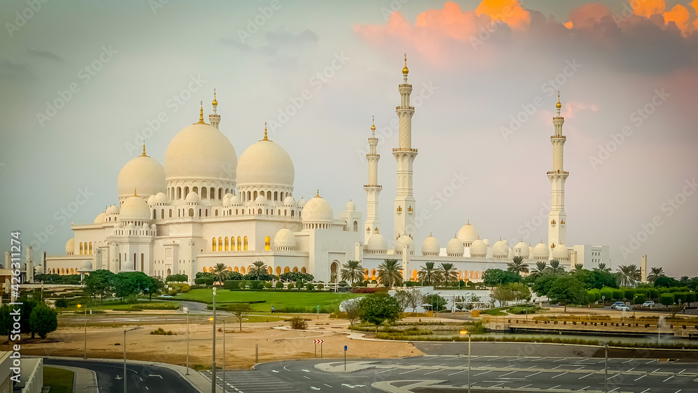 Obraz premium Sheikh Zayed Grand Mosque in Abu Dhabi, Ramadan Mubarak 2021
