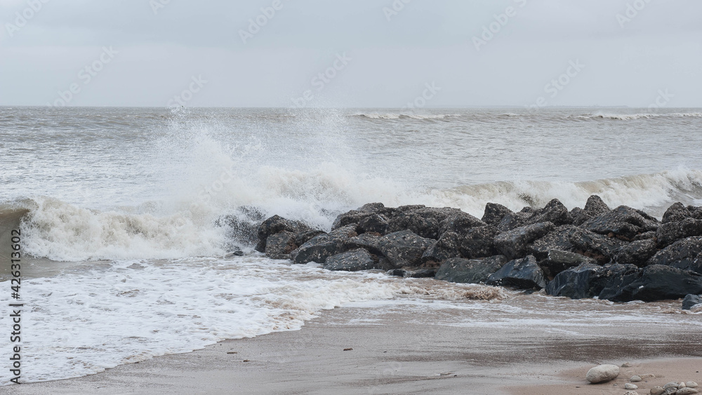 Vagues se fracassant sur des rochers à Oléron Vagues se fracassant sur des rochers à Oléron