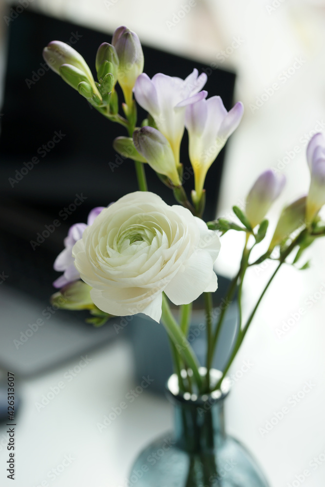 Fototapeta premium Bouquet of white ranunculus on the desk