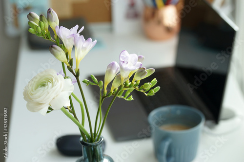 Fototapeta Naklejka Na Ścianę i Meble -  Bouquet of white ranunculus on the desk