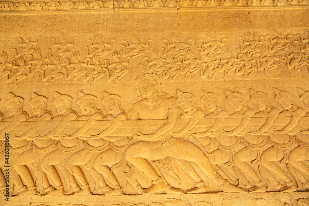 Mural con esculturas en el templo de Angkor, Camboya.