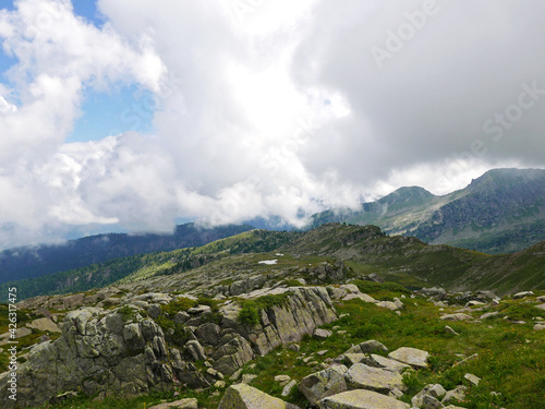 idilliaco panorama delle montagne dolomitiche in estate
