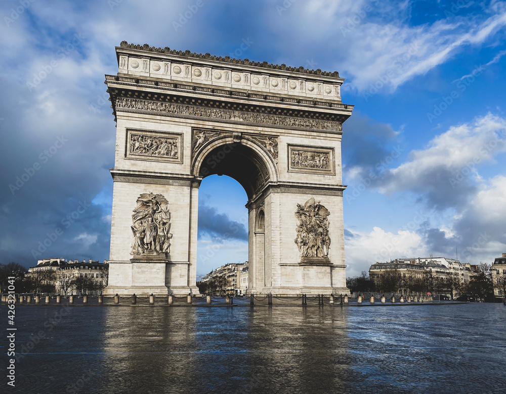 Paris, arc de triomphe during a cloudy day