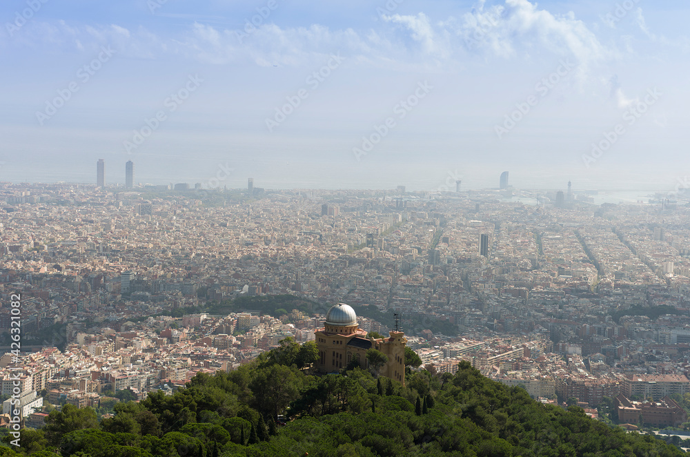 Foto de Barcelona con el observatorio Fabra en primer plano