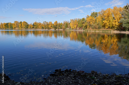 Seenlandschaft in leuchtenden Herbstfarben