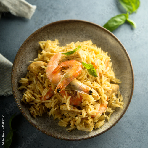 Spicy rice with shrimps and fresh basil