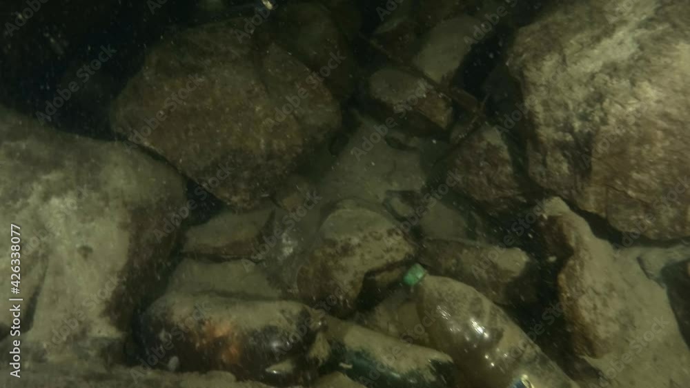 At great depths where light does not penetrate, plastic debris can also be detected. At great depths where light does not penetrate, plastic debris can also be detected.