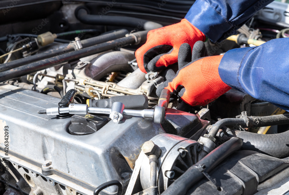 Reparatur, Motor, Schrauben anschrauben, Werkstatt rote Handschuhe, Schraubenzieher und Schlüssel. Reparatur, Motor, Schrauben anschrauben, Werkstatt rote Handschuhe, Schraubenzieher und Schlüssel.