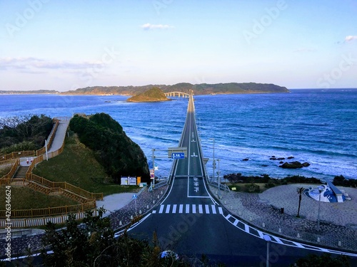 島に渡る橋の風景