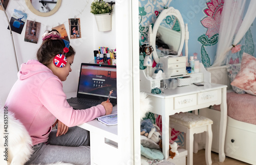 dziecko, uczeń przy biurku podczas zdalnej nauki przez internet