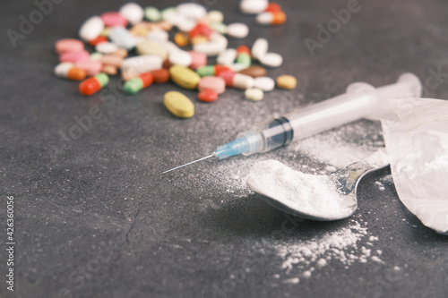 Schilderij op canvas syringe , pills and capsules on table