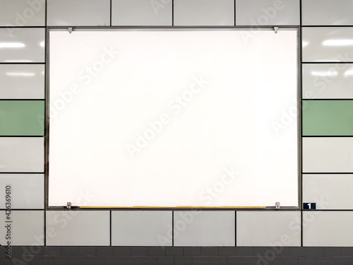 Obraz na płótnie Freie Plakatwand in der Metro Station w salonie