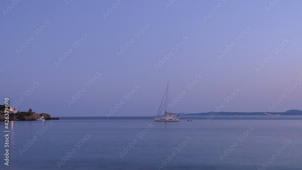 Escena del calma en el mar Mediterraneo, hora azul en la Costa Brava, Cataluña, España