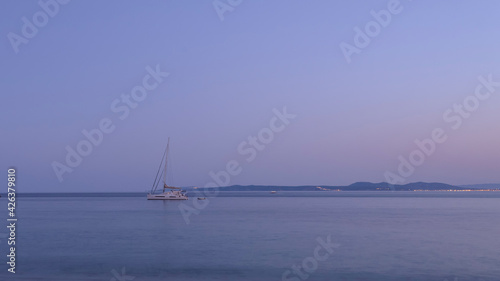 Escena del calma en el mar Mediterraneo, hora azul en la Costa Brava, Cataluña, España © gurb101088