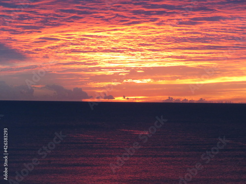 Amanecer nublado en Port Saplaya, Valencia.